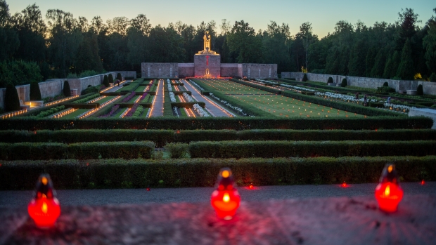 10. augustā, atzīmējot Latvijas Neatkarības kara noslēguma simtgadi, Rīgas Brāļu kapos norisinājās piemiņas pasākums par godu Neatkarības karā kritušajiem karavīriem, iededzot sveces par katru kritušo karavīru. 
Foto: Latvijas armija.